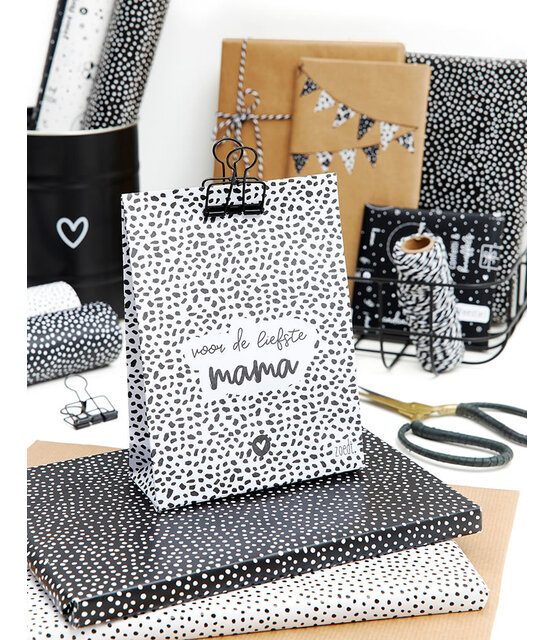 Cadeauzakje wit met zwart patroon en tekst 'Voor de liefste mama' - met bodem Cadeauzakje wit met zwart patroon en tekst 'Voor de liefste mama' - met bodem