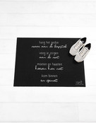 Deurmat zwart met gedicht 'Kom binnen en geniet'