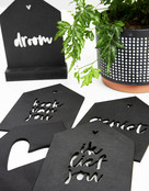 Zwarte houten kaart huisje met standaard - Kook van jou Zwarte houten kaart huisje met standaard - Kook van jou