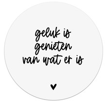 Muurcirkel wit met tekst 'Geluk is genieten van wat er is'