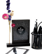 Zwarte houten wissellijst met vaasje