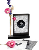 Zwarte houten wissellijst met vaasje