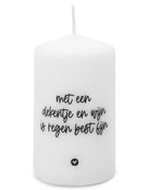 Kaars met tekst 'Met een dekentje en wijn is regen best fijn'