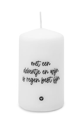Kaars met tekst 'Met een dekentje en wijn is regen best fijn'