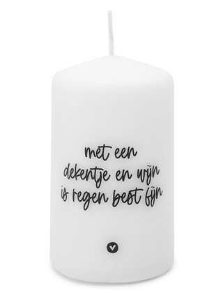 Kaars met tekst 'Met een dekentje en wijn is regen best fijn'