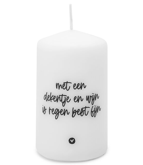Kaars met tekst 'Met een dekentje en wijn is regen best fijn'