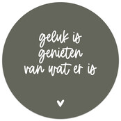 Muurcirkel olijfgroen met tekst  'Geluk is genieten van wat er is' Muurcirkel olijfgroen met tekst  'Geluk is genieten van wat er is'