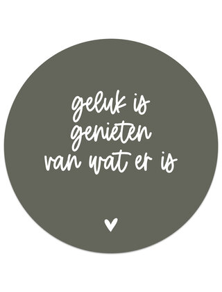 Muurcirkel (binnen) olijfgroen met tekst 'Geluk is genieten van wat er is' - 3 formaten