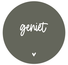 Muurcirkel olijfgroen met tekst 'Geniet'