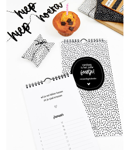 Zwart wit verjaardagskalender met leuke quotes