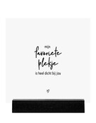 Forex tegeltje -  wit met tekst 'Mijn favoriete plekje is heel dicht bij jou'