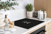 Inductiebeschermer - zwart met tekst 'Er staat weer wijn op het menu' Inductiebeschermer - zwart met tekst 'Er staat weer wijn op het menu'