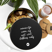 Koektrommel zwart wit met tekst 'Momentje voor mij met wat lekkers erbij'