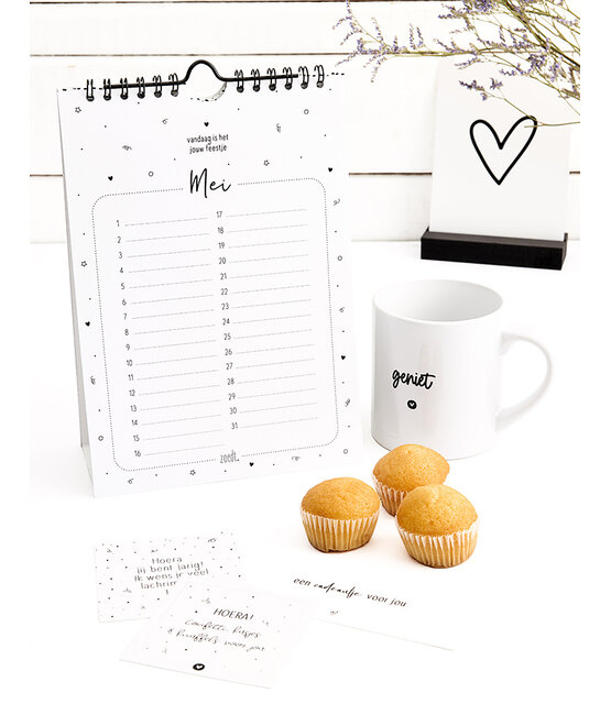 Zwart wit verjaardagskalender staand met leuke quotes