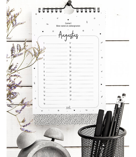 Zwart wit verjaardagskalender staand met leuke quotes