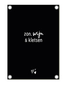Tuinposter zwart met tekst -  Zon, wijn & kletsen | 60x80cm Tuinposter zwart met tekst -  Zon, wijn & kletsen | 60x80cm