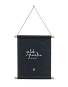 Textielposter zwart met tekst 'Geluk is genieten van wat er is' - 30x40cm Textielposter zwart met tekst 'Geluk is genieten van wat er is' - 30x40cm