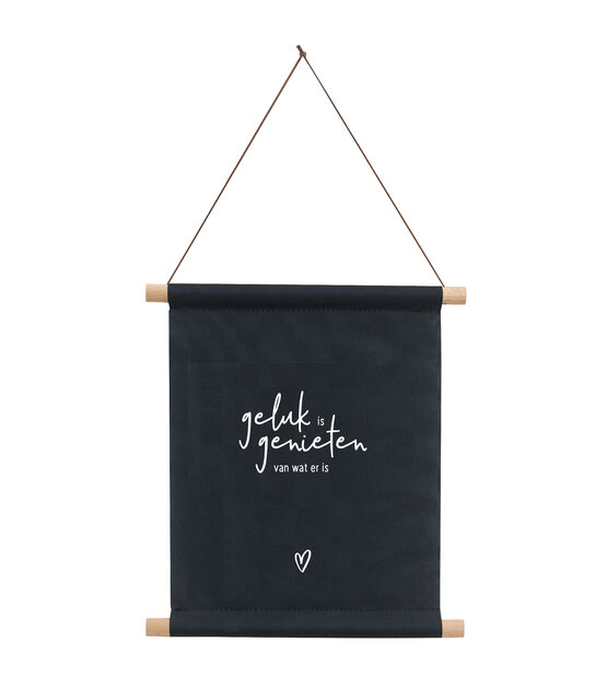 Textielposter zwart met tekst 'Geluk is genieten van wat er is' - 30x40cm Textielposter zwart met tekst 'Geluk is genieten van wat er is' - 30x40cm