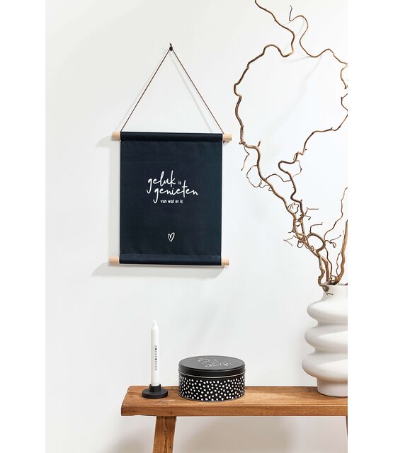 Textielposter zwart met tekst 'Geluk is genieten van wat er is' - 30x40cm Textielposter zwart met tekst 'Geluk is genieten van wat er is' - 30x40cm