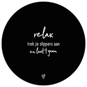 Zwarte tuincirkel/muurcirkel met tekst - 'Relax, trek je slippers aan en laat 't gaan' perfect als wanddecoratie voor buiten en binnen