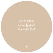 Zandkleurige tuincirkel/muurcirkel met tekst - 'De zon schijnt en niets moet, mijn dag is goed' perfect als wanddecoratie voor buiten en binnen