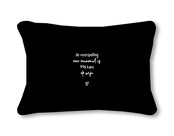 Outdoor sierkussen met tekst 'De voorspelling voor vanavond is 99% kans op wijn' – Waterafstotend tuinkussen voor buiten – 50x30cm - zwart
