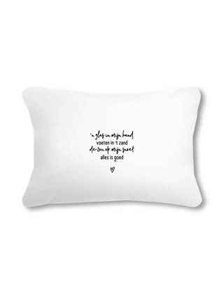 Buitenkussen wit met gedicht 'Een glas in mijn hand, voeten in 't zand...' – Waterafstotend tuinkussen 50x30cm