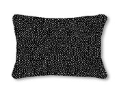 Outdoor sierkussen met zwart wit stippen patroon – Waterafstotend tuinkussen voor buiten – 50x30cm - zwart/wit