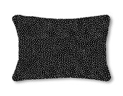 Outdoor sierkussen met zwart wit stippen patroon – Waterafstotend tuinkussen voor buiten – 50x30cm - zwart/wit