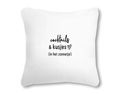 Outdoor sierkussen met tekst 'Cocktails en kusjes in het zonnetje' – Waterafstotend tuinkussen voor buiten – 40x40cm - wit