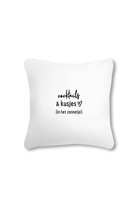 Buitenkussen wit met tekst 'Cocktails en kusjes in het zonnetje' – Waterafstotend tuinkussen 40x40cm
