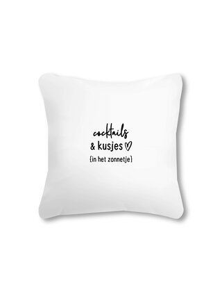 Buitenkussen wit met tekst 'Cocktails en kusjes in het zonnetje' – Waterafstotend tuinkussen 40x40cm