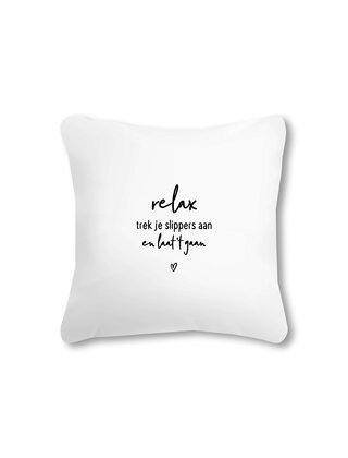Buitenkussen wit met tekst 'Relax, trek je slippers aan en laat 't gaan' – Waterafstotend tuinkussen 40x40cm