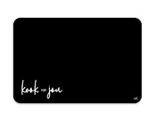Placemat van zwart vinyl met de speelse tekst ‘Kook van jou’ – een stijlvolle en praktische toevoeging aan jouw eettafel