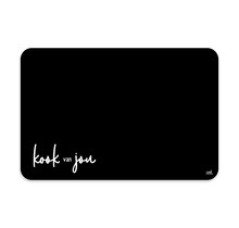 Placemat van zwart vinyl met de speelse tekst ‘Kook van jou’ – een stijlvolle en praktische toevoeging aan jouw eettafel