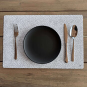 Placemat van wit vinyl met zwart dots patroon – een stijlvolle en praktische toevoeging aan jouw eettafel Placemat van wit vinyl met zwart dots patroon – een stijlvolle en praktische toevoeging aan jouw eettafel