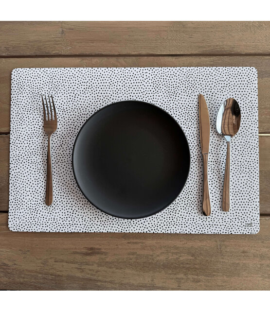 Placemat van wit vinyl met zwart dots patroon – een stijlvolle en praktische toevoeging aan jouw eettafel Placemat van wit vinyl met zwart dots patroon – een stijlvolle en praktische toevoeging aan jouw eettafel