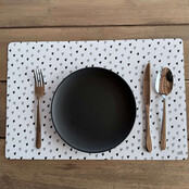 Placemat van wit vinyl met zwart hartjes patroon – een stijlvolle en praktische toevoeging aan jouw eettafel