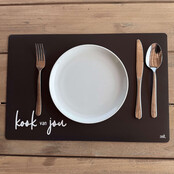 Placemat van zwart vinyl met de speelse tekst ‘Kook van jou’ – een stijlvolle en praktische toevoeging aan jouw eettafel