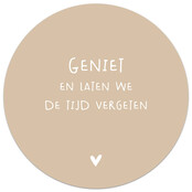 Muurcirkel zand met tekst 'Geniet en laten we de tijd vergeten'