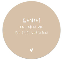 Muurcirkel zand met tekst 'Geniet en laten we de tijd vergeten'