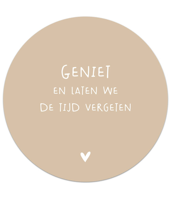 Muurcirkel zand met tekst 'Geniet en laten we de tijd vergeten'