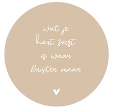 Muurcirkel zand met  tekst  'Wat je hart zegt...'