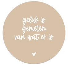Muurcirkel zand met  tekst 'Geluk is genieten van wat er is'