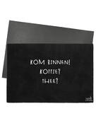 Deurmat zwart 40x60 cm – met tekst ‘Kom binnen! Koffie? Thee?’ — sfeervolle schoonloopmat met anti-slip | Zoedt