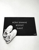 Deurmat zwart 40x60 cm – met tekst ‘Kom binnen! Koffie? Thee?’ — sfeervolle schoonloopmat met anti-slip | Zoedt