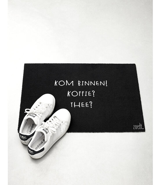 Deurmat zwart 40x60 cm – met tekst ‘Kom binnen! Koffie? Thee?’ — sfeervolle schoonloopmat met anti-slip | Zoedt
