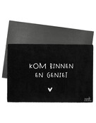 Deurmat zwart 40x60 cm – met tekst ‘Kom binnen en geniet’ — sfeervolle schoonloopmat met anti-slip | Zoedt Deurmat zwart 40x60 cm – met tekst ‘Kom binnen en geniet’ — sfeervolle schoonloopmat met anti-slip | Zoedt