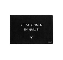 Deurmat zwart 40x60 cm – met tekst ‘Kom binnen en geniet’ — sfeervolle schoonloopmat met anti-slip | Zoedt