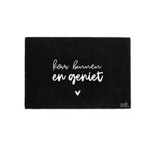Deurmat zwart met tekst 'Kom binnen en geniet'